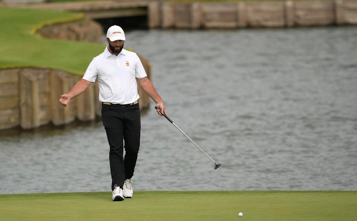 Jon Rahm se lamenta de un putt que no acabó en birdie en 'Le Golf National'