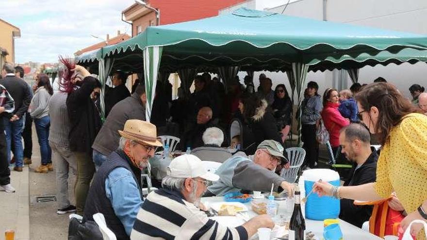 Numerosos vecinos se reunieron alrededor de la buena mesa.