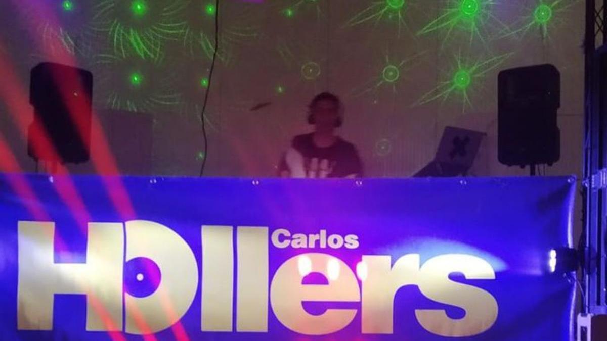 Carlos Hollers puso banda sonora a la sobremesa. |    