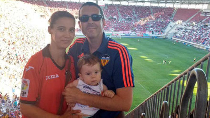 Jorge, el bebé que animó al Mestalla en Murcia hasta que cayó rendido