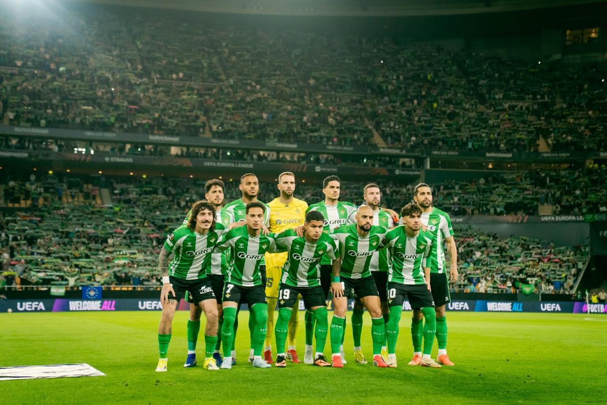 Los jugadores del Betis posan para la foto inicial antes del partido con el Panathinaikos de Europa League en La Cartuja
