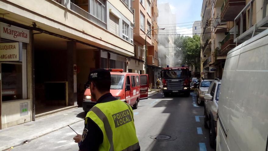 Desalojado un edificio por un incendio en un taller de electrodomésticos en Palma