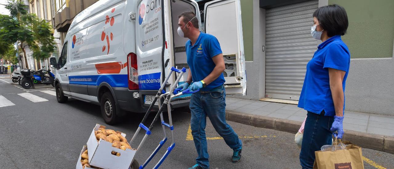 Trabajadores de Boanva Canarias, catering de Tejeda, haciendo el reparto a domicilio en la calle Viera y Clavijo