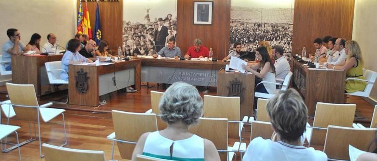 El pleno extraordinario en el Ayuntamiento de Guardamar.