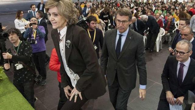 La ministra, a su llegada al congreso en Expourense, acompañada por Feijóo y el alcalde. // Brais Lorenzo