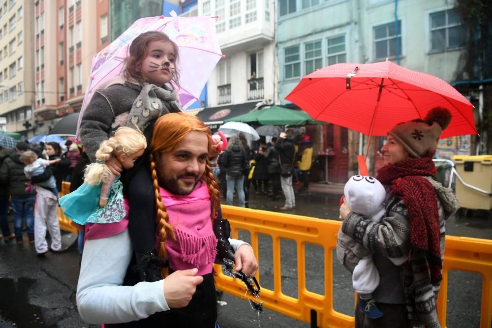 La calle de la Torre se llena esta martes de divertidos disfraces con la fiesta más destacada del carnaval coruñés que marca la recta final a seis días de humor irreverente.