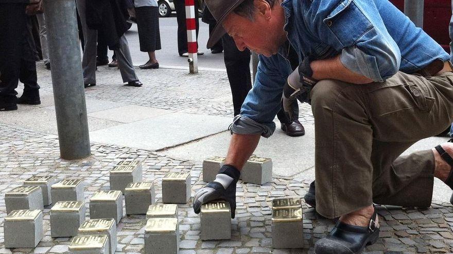 Peñarroya-Pueblonuevo homenajea con piedras de la memoria a sus vecinos víctimas de los nazis.