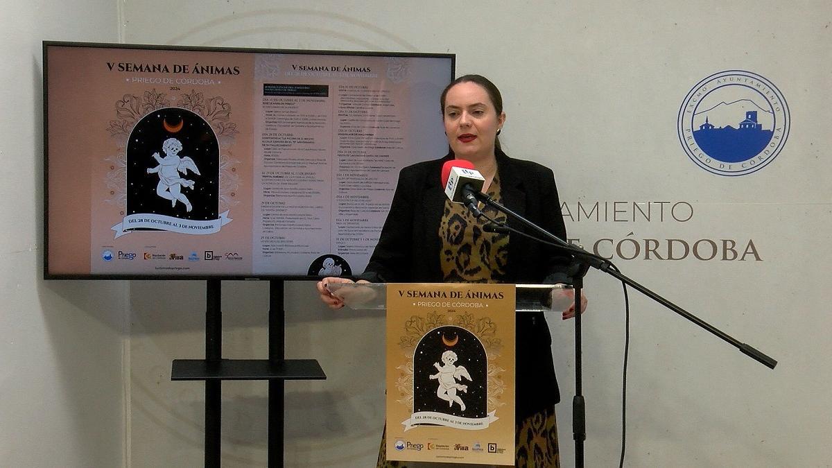 Jezabel Ramírez durante la presentación de la Semana de Ánimas de Priego.