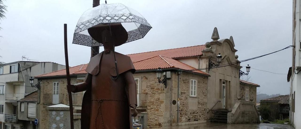 Escultura de un peregrino en la plaza del antiguo consistorio de Lalín. |   // Isabel García