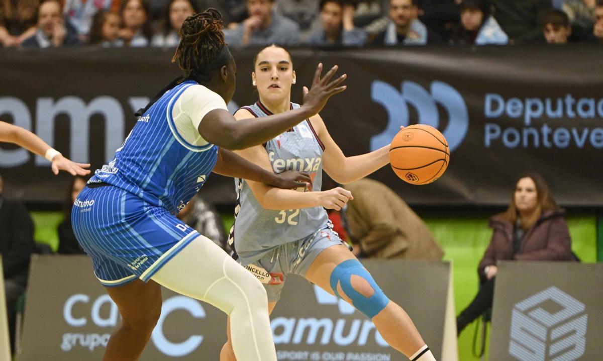 Paula Salinas, del Celta Femxa Zorka, defendida por una jugadora del Azulmarino. | PABLO HERNÁNDEZ GAMARRA
