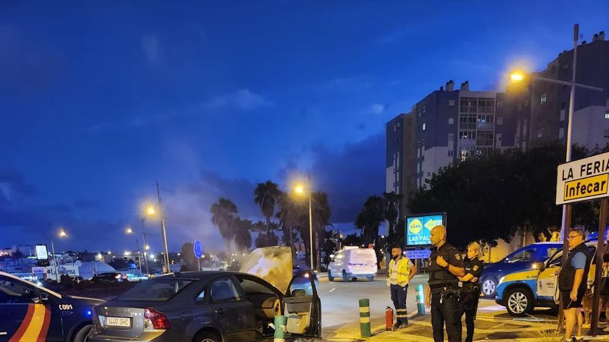 Arde un coche en la Rotonda del Vigía de La Ballena