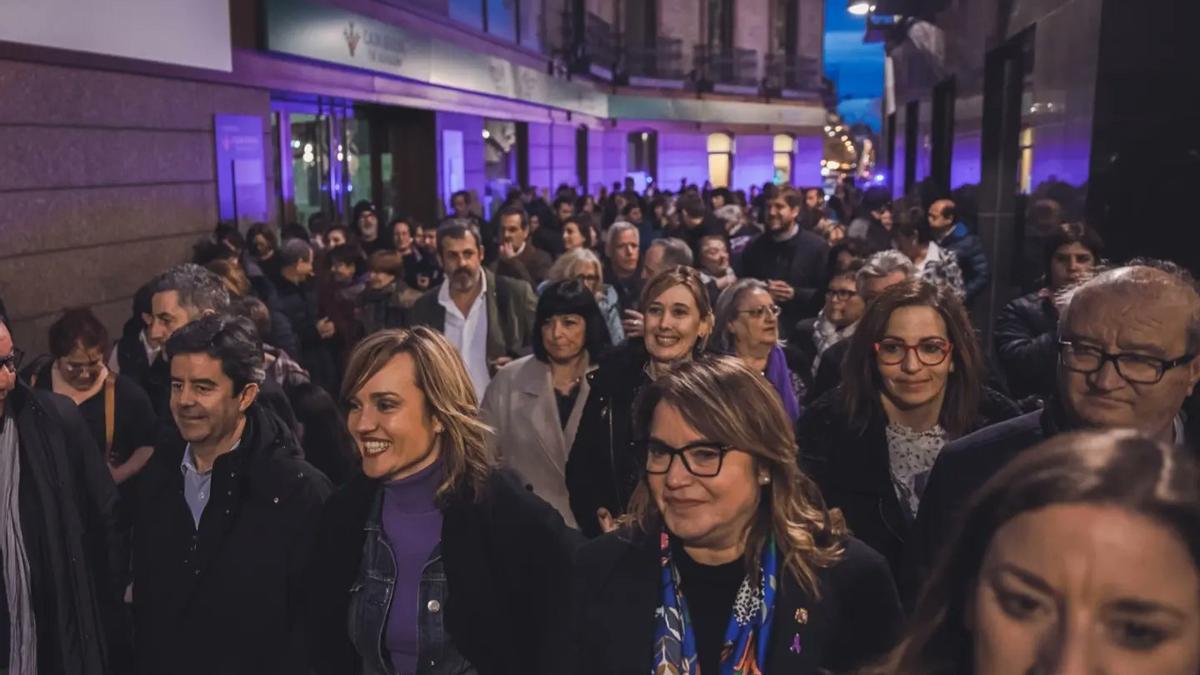 La ministra Pilar Alegría y la delegada del Gobierno en Aragón, Rosa Serrano, en la manifestación del 8M en Huesca.