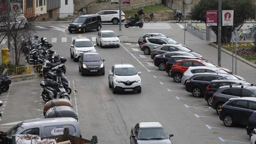 Vehicles, ahir a la tarda, a un lateral de la plaça Catalunya