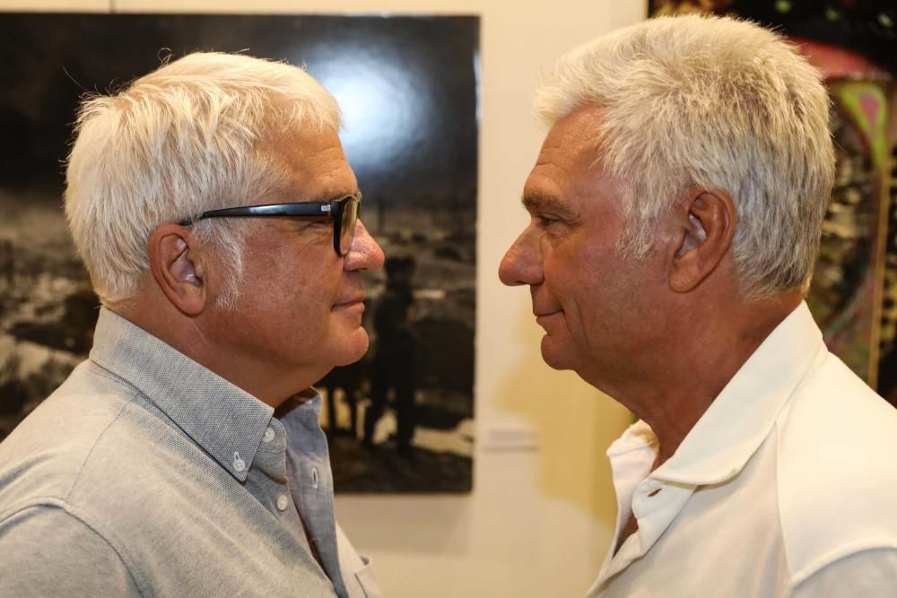 Joan Gràcia y Carles Sans posan divertidos tras la ceremonia de los premios.