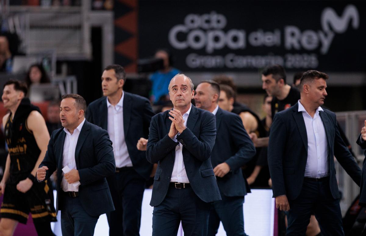 Vidorreta celebra, junto a sus ayudantes, durante el partido de cuartos de final de la Copa del Rey 2025.