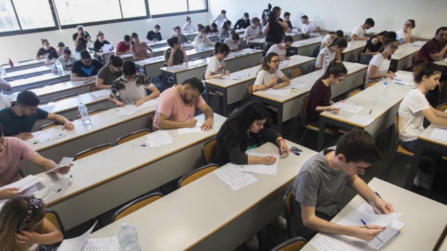 Alumnos realizando las PAU, hoy en València.