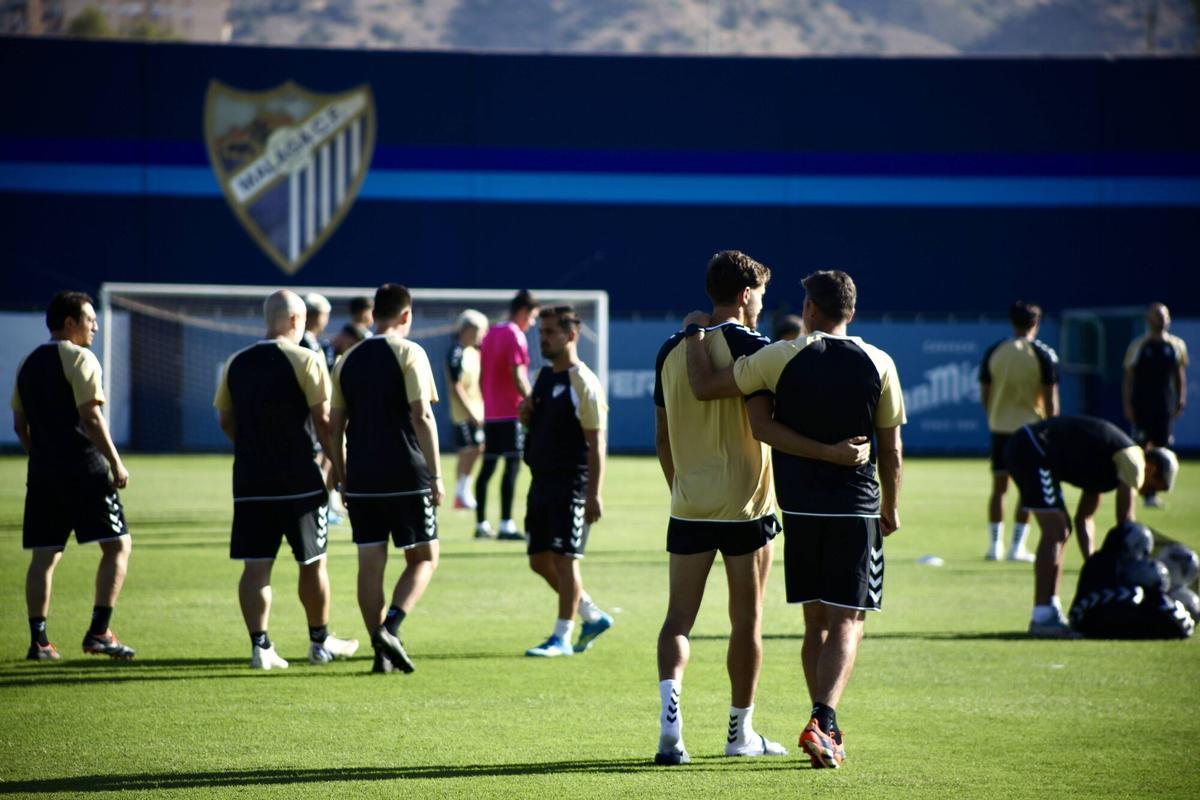 Foto del primer entrenamiento del Málaga CF de la temporada 26/27 en el anexo de La Rosaleda