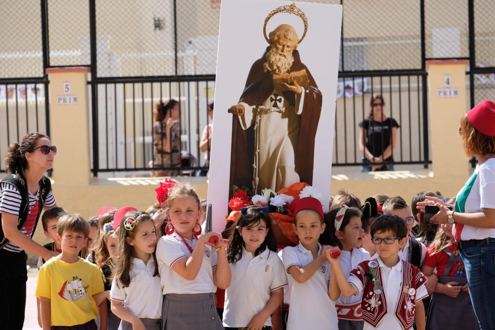 Los centros educativos de la ciudad acostumbran a dedicar la mañana del primer día de fiestas a recrear los actos más emblemáticos