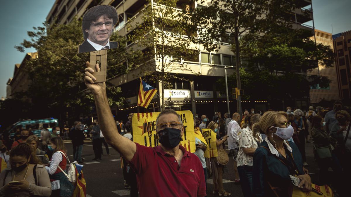 Manifestació a Barcelona en contra de la detenció de Carles Puigdemont a Itàlia