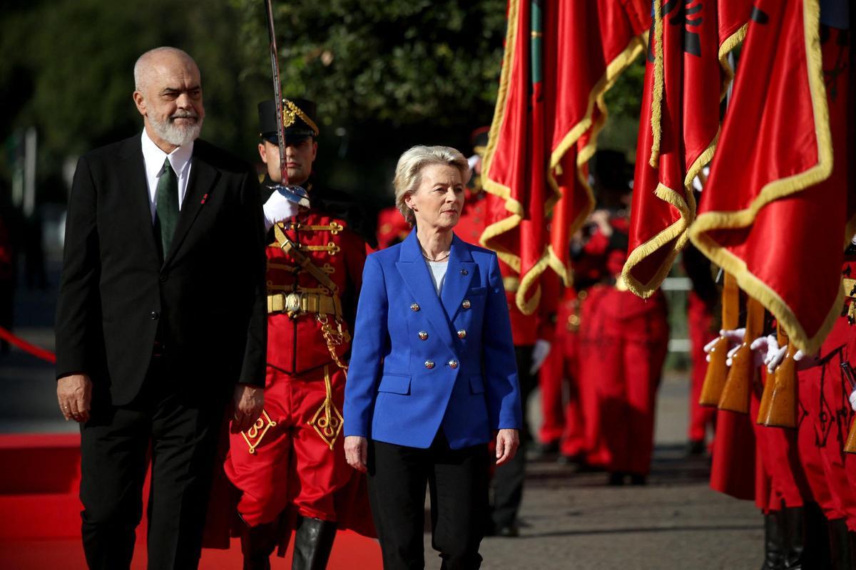 El primer ministro de Albania, Edi Rama, recibe a la presidenta de la Comisión Europea, Ursula von der Leyen.