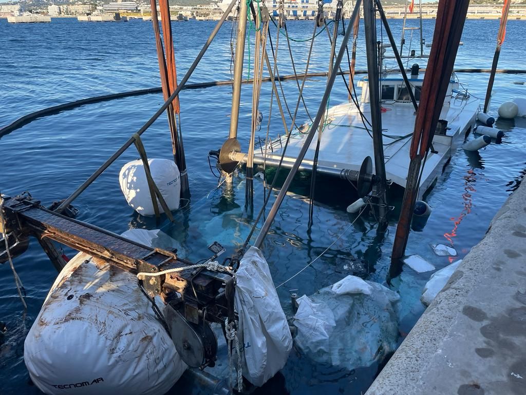 Reflotado el pesquero 'Charpat Segundo', hundido en el puerto de Ibiza.