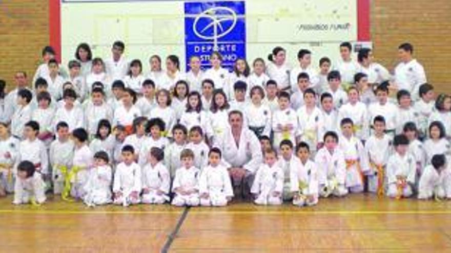 Los jóvenes karatecas, ayer, en el polideportivo de Agones.