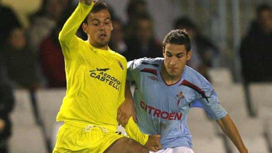 Hugo Mallo compite por el balón con un jugador del Villarreal B.