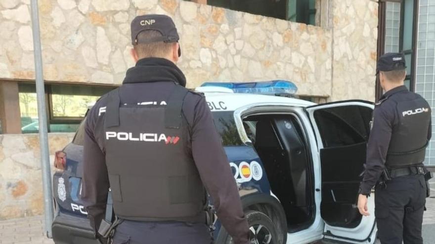 Dos agentes de la Policía Nacional en la Comisaría