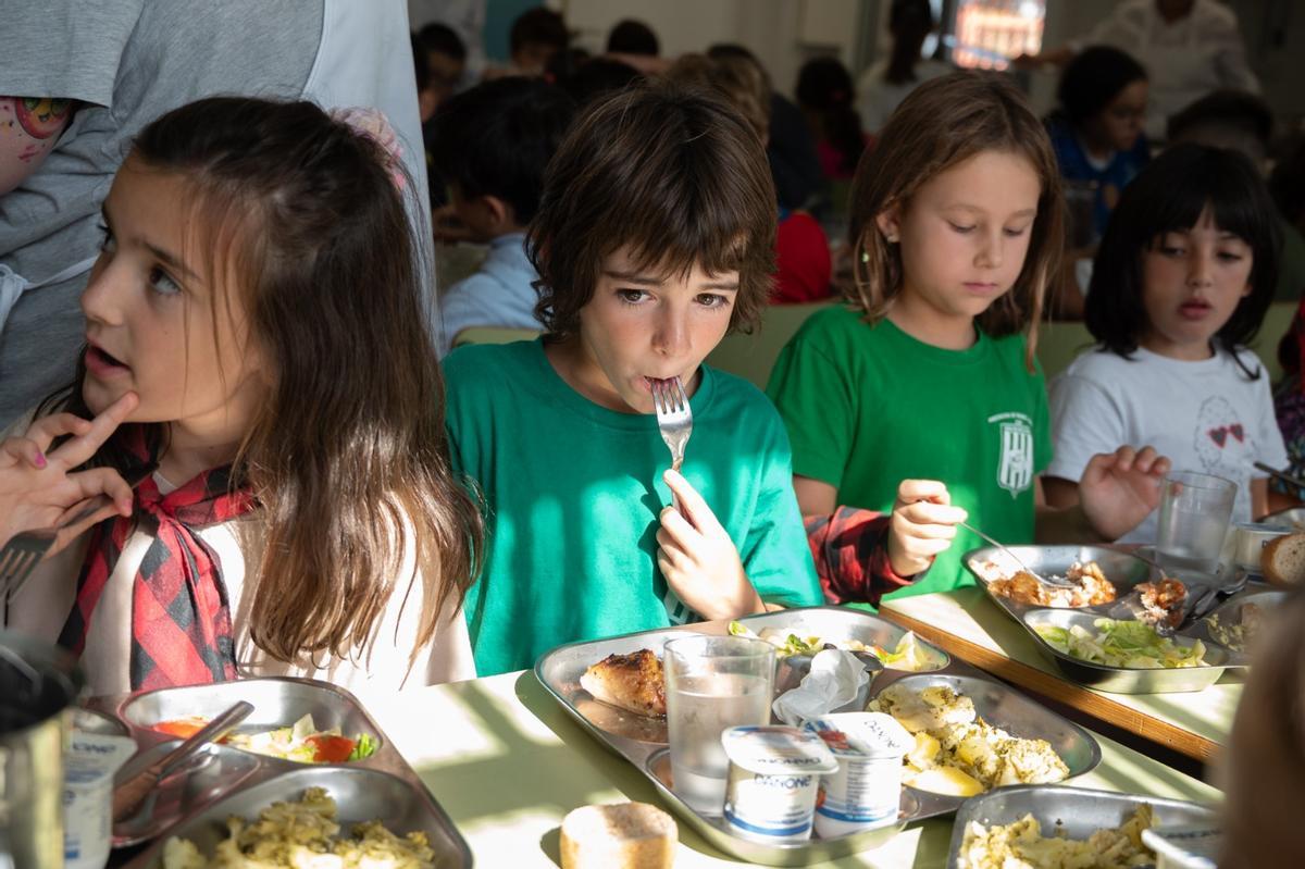Niños de tercero de primaria, Marcos y Amelia en el medio, en su hora de comedor