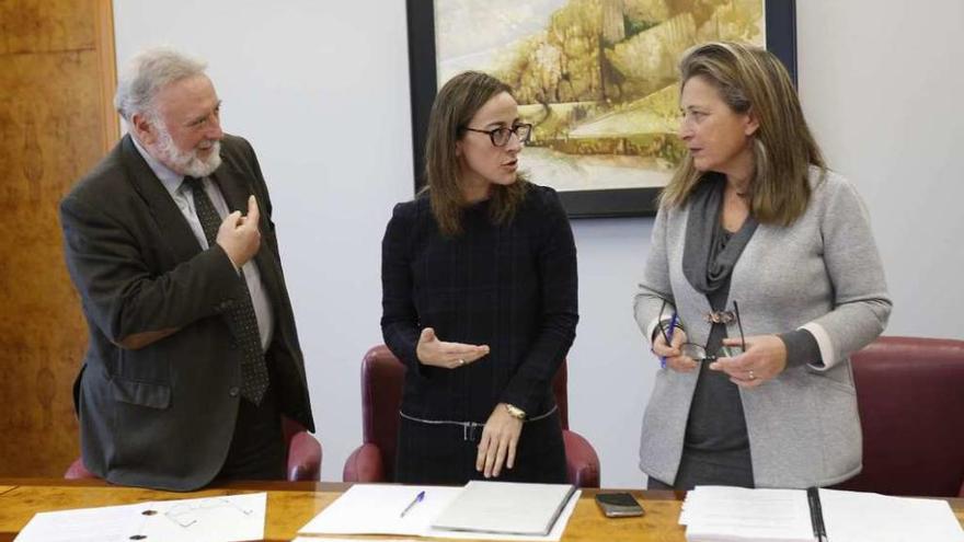 Enrique López Veiga, Ethel Vázquez y Teresa Pedrosa tras la firma del acuerdo sobre la Plisan. // R. Grobas