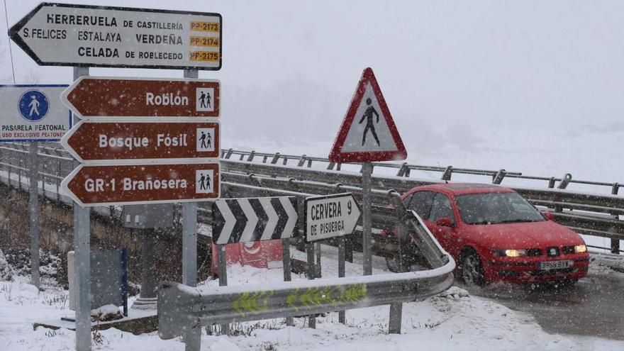 La nieve complica el tráfico en Burgos, León, Palencia y Segovia