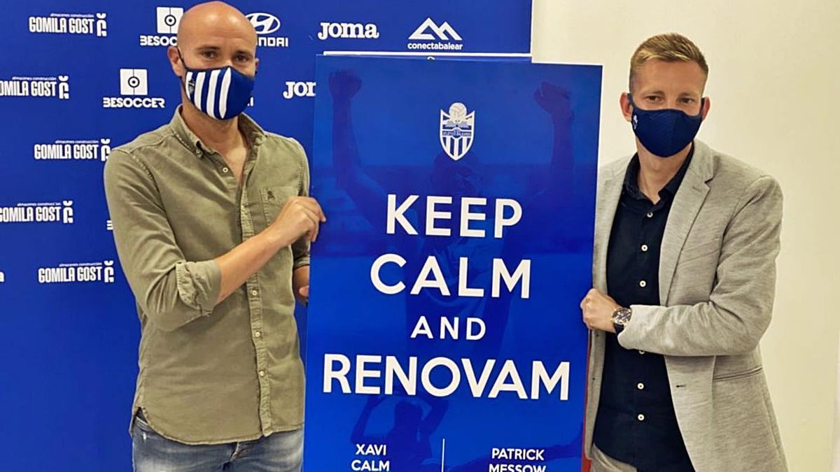 Xavi Calm sujeta junto a Messow el cartel ideado por el club para anunciar su renovación.