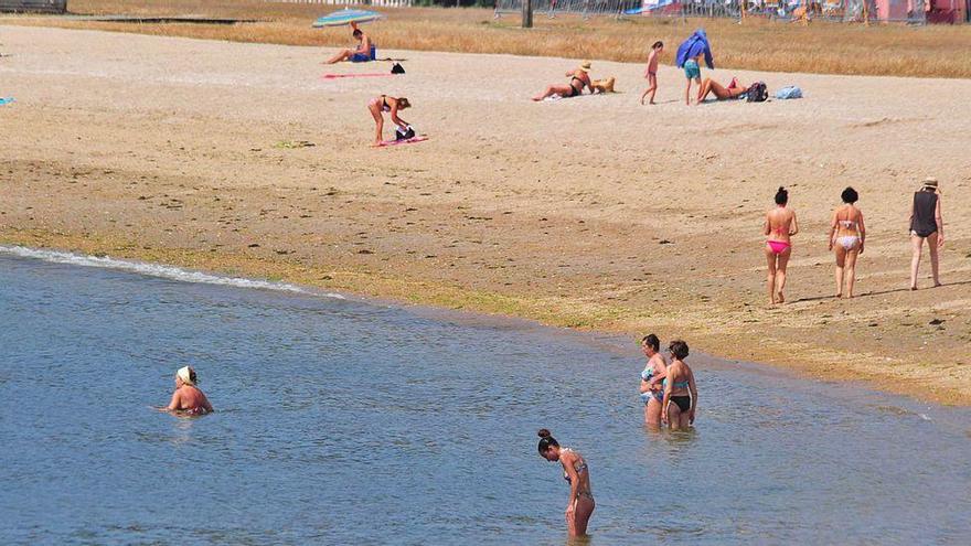 Bañistas en la playa de Compostela.