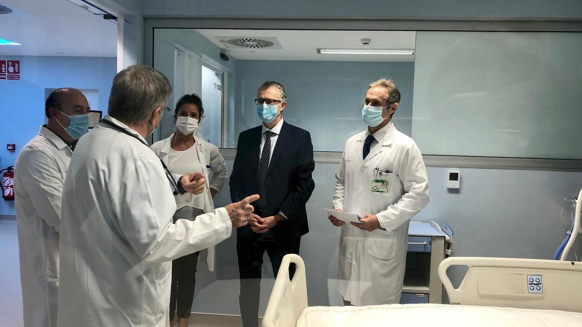 El consejero de Salud, Juan José Pedreño, en el hospital general universitario Reina Sofía.