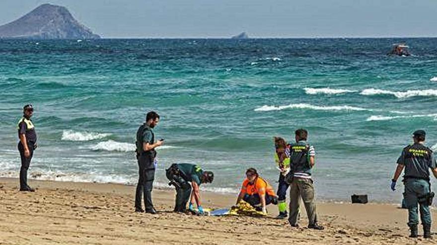 Agents recullen les restes de l&#039;aparell en una platja de Múrcia