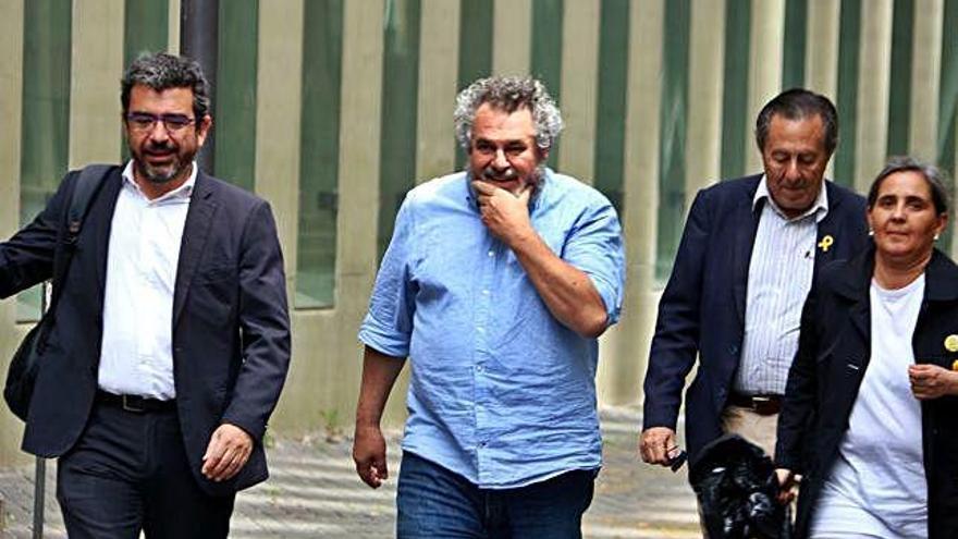 Víctor Terradellas, amb camisa blava, abandona la Ciutat de la Justícia, el maig del 2018.