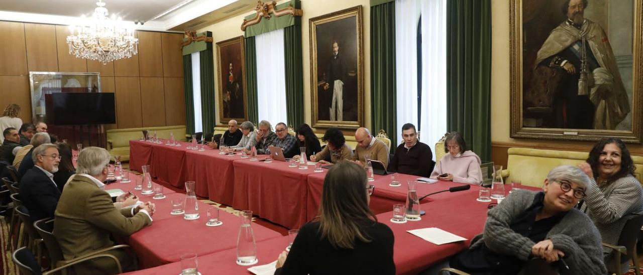 La Alcaldesa, en primer término en el centro, al inicio de la reunión del Consejo Social de Gijón. | Marcos León