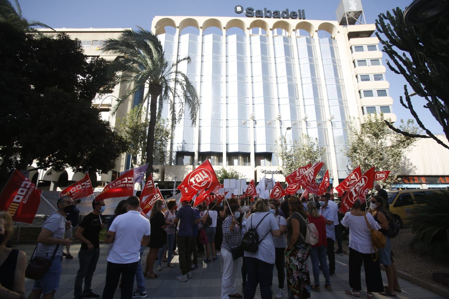 Protesta de los trabajadores del Sabadell contra el ERE frente a la sede del banco en Alicante