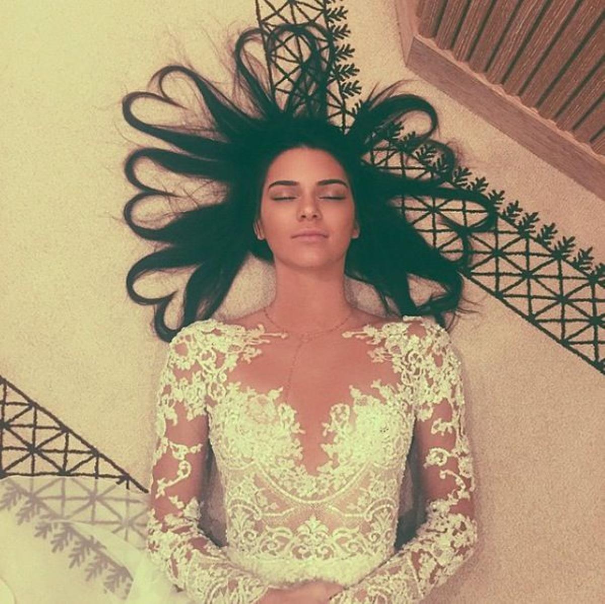 1. Kendall Jenner con el pelo en forma de corazón