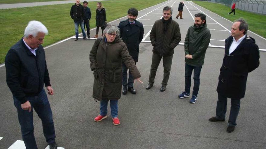 El padre de Fernando Alonso, José Luis Alonso, Ana González y Luis García Abad, con otros asistentes a la visita, ayer, en La Morgal.