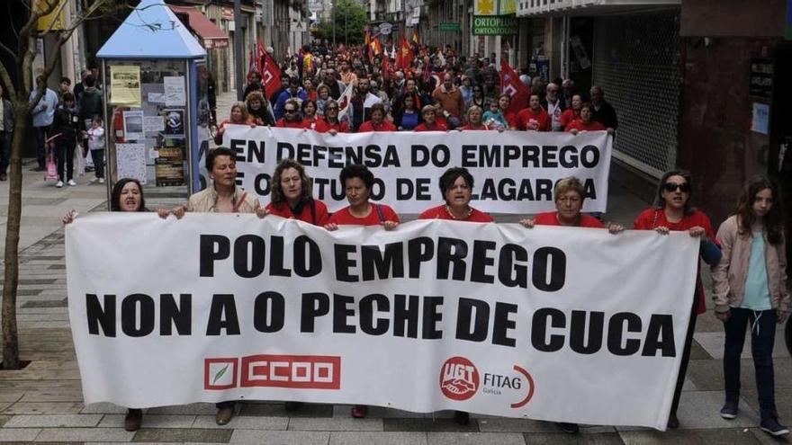Las trabajadoras de Cuca se dejaron la voz reclamando la reanudación de la actividad en la fábrica de Vilaxoán. // Noé Parga