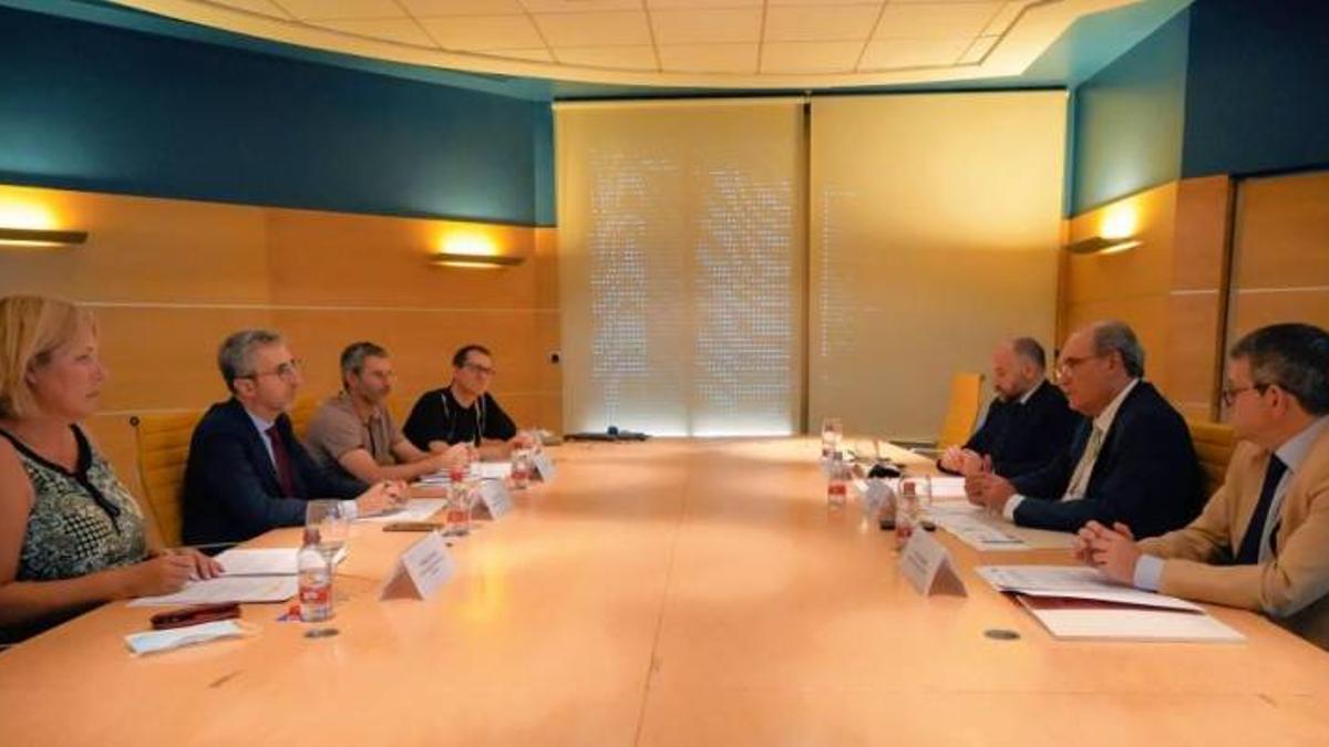 El conseller de Hacienda y Modelo Económico, Arcadi España, mantuvo ayer una reunión con el presidente y el secretario general de Ascer, Vicente Nomdedeu y Alberto Echavarría.