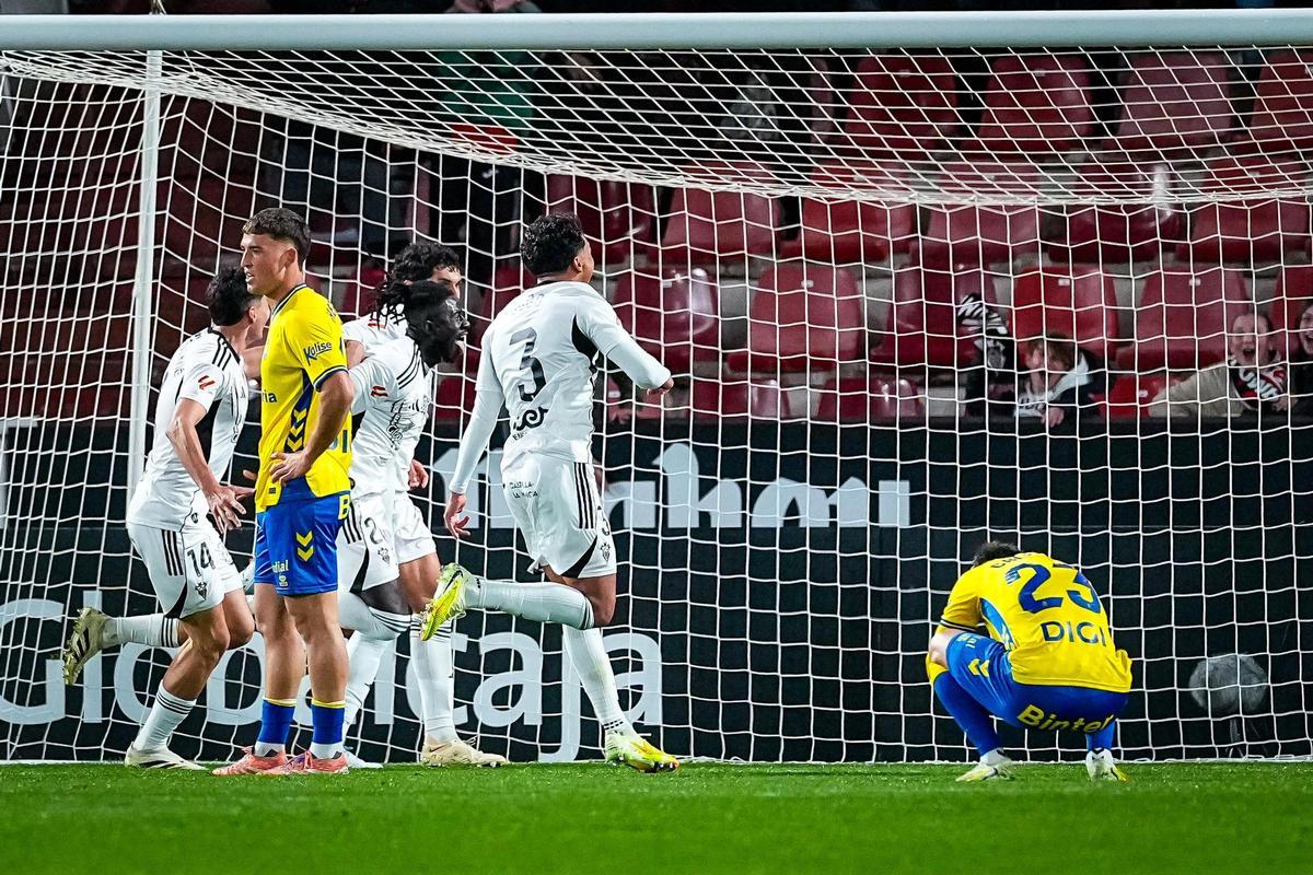 Obeng festeja el 2-1 ante la desolación de Herzog y Cristian Gutiérrez.