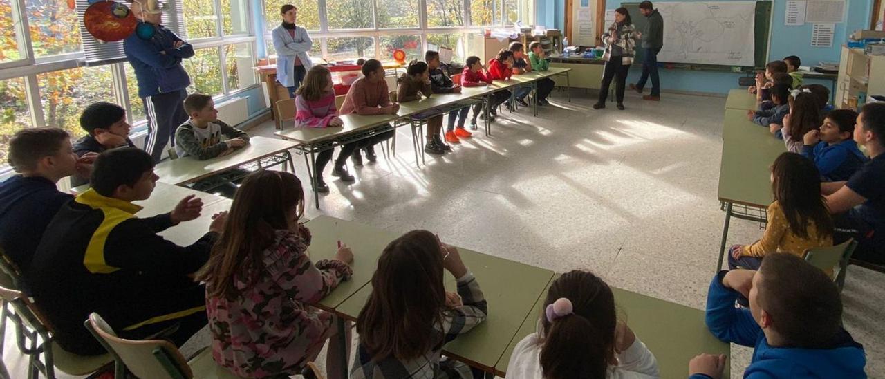 Los niños del colegio de Villamayor, durante las actividades que se desarrollaron por la mañana en el marco de la jornada. | R. M. V.