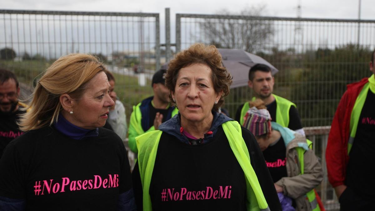 Magdalena Luque y Sierra Luque, en una de las acciones de la plataforma No pases de mí.