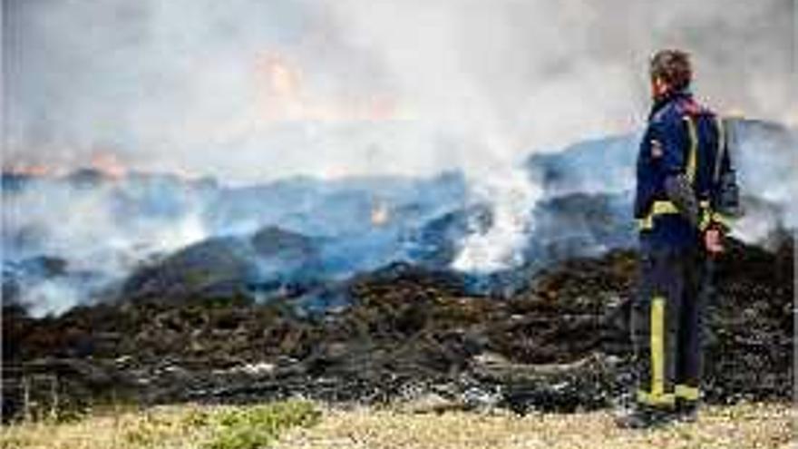 Un bomber observa el fum de l&#039;incendi de Seseña.