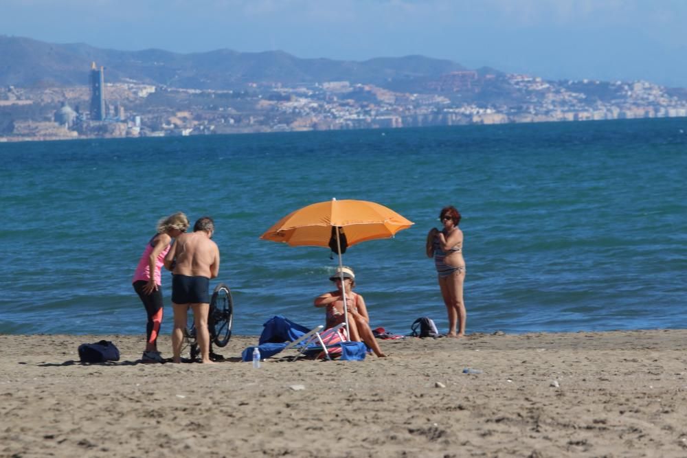 Agradables temperaturas a finales del mes de octubre que llevan a los malagueños a pasar el día en las playas de la capital