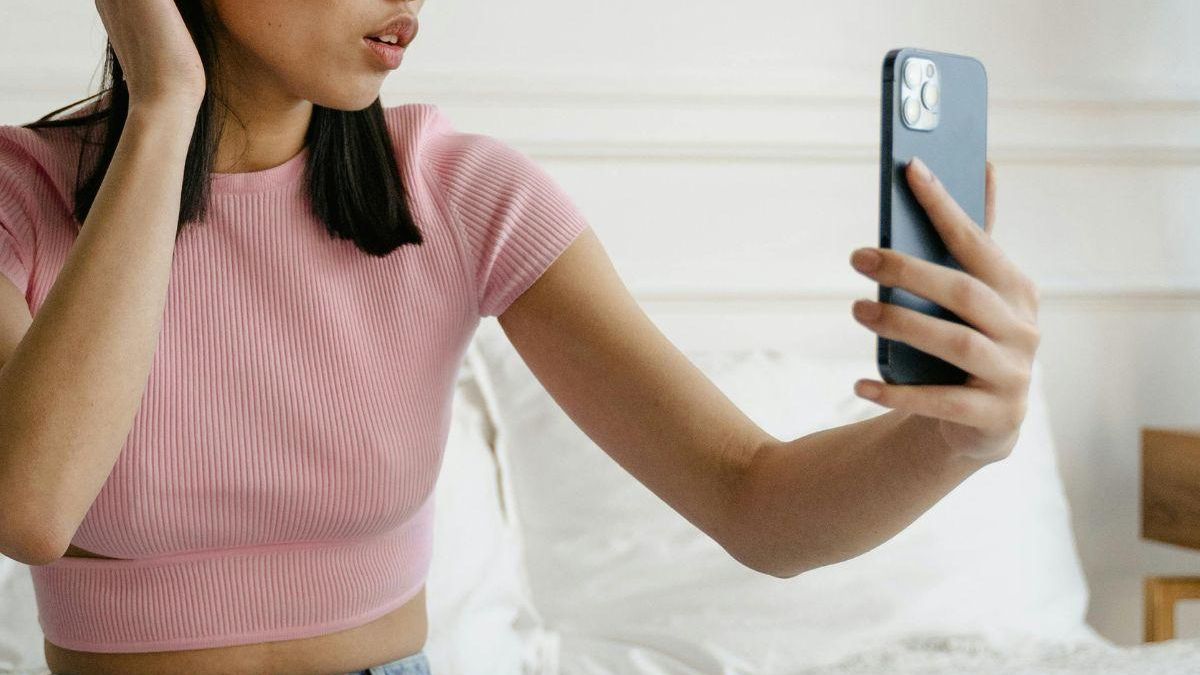 Una persona a punto de coger una llamada de teléfono