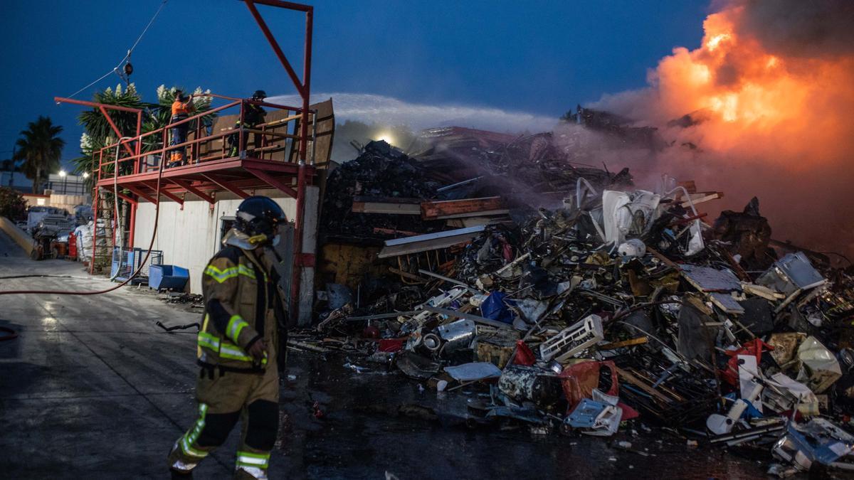 Declarado un fuego en el desguace de Ca Na Negreta