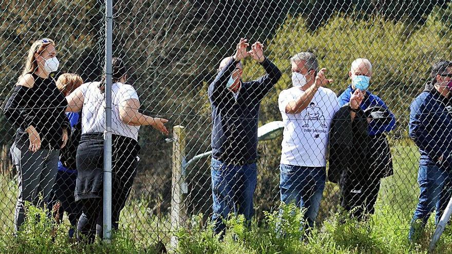 Mucho público, también deportivista, en los alrededores del campo, para presenciar el partido, que se jugó a puerta cerrada. |  // A. O.